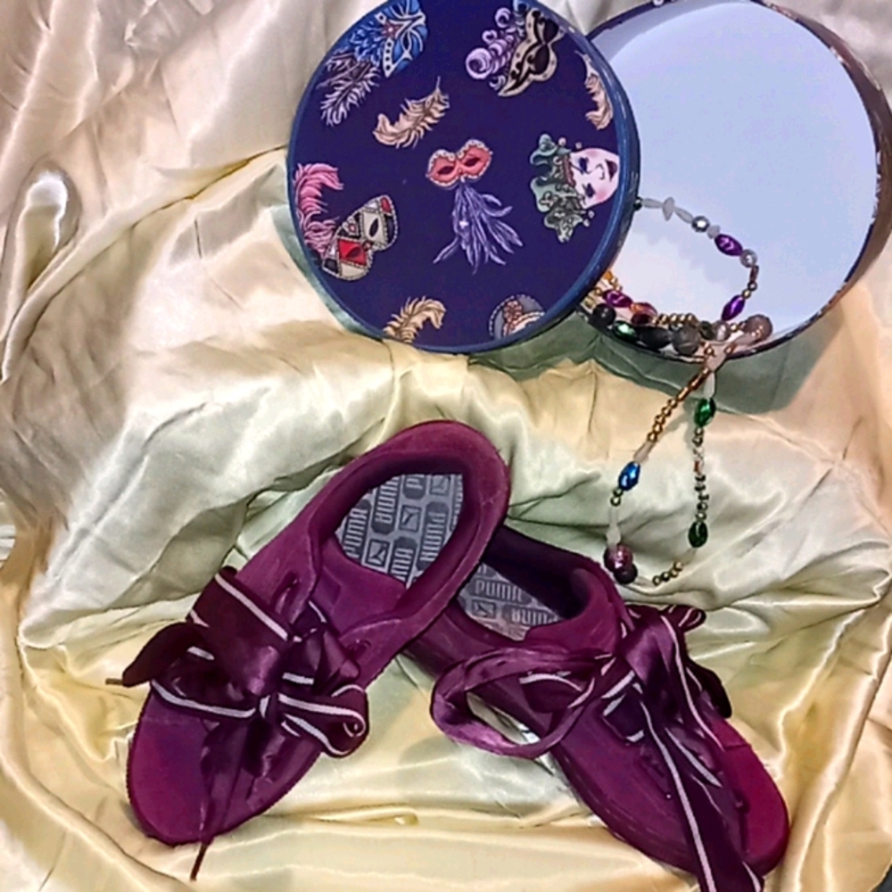 Suuuuper soft purple suede Classic Pumas!